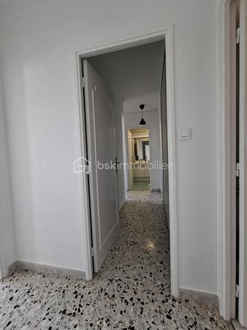 superbe appartement T4 au 8ième et dernier étage d'un immeuble avec une vue féérique sur la Mer et la Ville à 360°, dans une résidence fermée et sécurisée ainsi que très bien entretenue,
Clair et lumineux, cet appartement traversant comporte 2 balcons spacieux, sur chaque façade offrant de beaux extérieurs, expo Sud/ouest côté séjour, Nord/est côté cuisine avec véranda,
entièrement rafraîchit il est idéalement disposé, hall d'entrée, séjour avec grande baie vitrée sur le balcon avec store, fenêtres PVC, chauffage collectif,
cuisine "vintage" équipée plaque/four/LV/frigo avec de larges plans de travail et un vrai coin repas,
donnant sur le balcon et une véranda ainsi qu'un cellier/buanderie, tableau électrique neuf, 
un couloir avec de grands placards/penderies distribuant les chambres spacieuses donnant sur les balcons, dont une avec penderie, 
ainsi que la SDE toute récente (spacieuse cabine de douche neuve), WC, 
stationnement libre et facile, possibilité de garage,
gardien d'immeuble, jardins espaces vert, hall d'immeuble, ascenseurs très bien entretenus
proches tous commerces et services, école 200m, collège 1 Km, lycée 1,5 Km, 
un immense parc de verdure dans la résidence avec de nombreux espaces jeux pour enfants, 
transports en communs proches 2 lignes de bus
proches des axes de circulations principaux Nord et Sud de la ville,
Parc des calanques 10 min
Plages/corniche 10min
