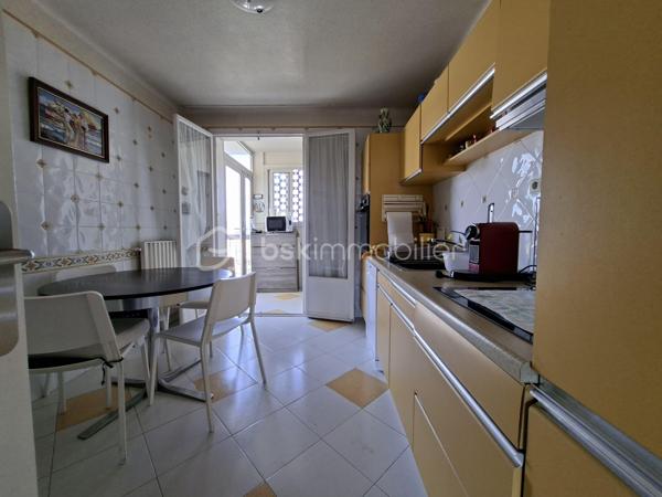 superbe appartement T4 au 8ième et dernier étage d'un immeuble avec une vue féérique sur la Mer et la Ville à 360°, dans une résidence fermée et sécurisée ainsi que très bien entretenue,
Clair et lumineux, cet appartement traversant comporte 2 balcons spacieux, sur chaque façade offrant de beaux extérieurs, expo Sud/ouest côté séjour, Nord/est côté cuisine avec véranda,
entièrement rafraîchit il est idéalement disposé, hall d'entrée, séjour avec grande baie vitrée sur le balcon avec store, fenêtres PVC, chauffage collectif,
cuisine "vintage" équipée plaque/four/LV/frigo avec de larges plans de travail et un vrai coin repas,
donnant sur le balcon et une véranda ainsi qu'un cellier/buanderie, tableau électrique neuf, 
un couloir avec de grands placards/penderies distribuant les chambres spacieuses donnant sur les balcons, dont une avec penderie, 
ainsi que la SDE toute récente (spacieuse cabine de douche neuve), WC, 
stationnement libre et facile, possibilité de garage,
gardien d'immeuble, jardins espaces vert, hall d'immeuble, ascenseurs très bien entretenus
proches tous commerces et services, école 200m, collège 1 Km, lycée 1,5 Km, 
un immense parc de verdure dans la résidence avec de nombreux espaces jeux pour enfants, 
transports en communs proches 2 lignes de bus
proches des axes de circulations principaux Nord et Sud de la ville,
Parc des calanques 10 min
Plages/corniche 10min