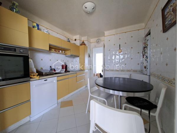 superbe appartement T4 au 8ième et dernier étage d'un immeuble avec une vue féérique sur la Mer et la Ville à 360°, dans une résidence fermée et sécurisée ainsi que très bien entretenue,
Clair et lumineux, cet appartement traversant comporte 2 balcons spacieux, sur chaque façade offrant de beaux extérieurs, expo Sud/ouest côté séjour, Nord/est côté cuisine avec véranda,
entièrement rafraîchit il est idéalement disposé, hall d'entrée, séjour avec grande baie vitrée sur le balcon avec store, fenêtres PVC, chauffage collectif,
cuisine "vintage" équipée plaque/four/LV/frigo avec de larges plans de travail et un vrai coin repas,
donnant sur le balcon et une véranda ainsi qu'un cellier/buanderie, tableau électrique neuf, 
un couloir avec de grands placards/penderies distribuant les chambres spacieuses donnant sur les balcons, dont une avec penderie, 
ainsi que la SDE toute récente (spacieuse cabine de douche neuve), WC, 
stationnement libre et facile, possibilité de garage,
gardien d'immeuble, jardins espaces vert, hall d'immeuble, ascenseurs très bien entretenus
proches tous commerces et services, école 200m, collège 1 Km, lycée 1,5 Km, 
un immense parc de verdure dans la résidence avec de nombreux espaces jeux pour enfants, 
transports en communs proches 2 lignes de bus
proches des axes de circulations principaux Nord et Sud de la ville,
Parc des calanques 10 min
Plages/corniche 10min