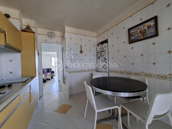 superbe appartement T4 au 8ième et dernier étage d'un immeuble avec une vue féérique sur la Mer et la Ville à 360°, dans une résidence fermée et sécurisée ainsi que très bien entretenue,
Clair et lumineux, cet appartement traversant comporte 2 balcons spacieux, sur chaque façade offrant de beaux extérieurs, expo Sud/ouest côté séjour, Nord/est côté cuisine avec véranda,
entièrement rafraîchit il est idéalement disposé, hall d'entrée, séjour avec grande baie vitrée sur le balcon avec store, fenêtres PVC, chauffage collectif,
cuisine "vintage" équipée plaque/four/LV/frigo avec de larges plans de travail et un vrai coin repas,
donnant sur le balcon et une véranda ainsi qu'un cellier/buanderie, tableau électrique neuf, 
un couloir avec de grands placards/penderies distribuant les chambres spacieuses donnant sur les balcons, dont une avec penderie, 
ainsi que la SDE toute récente (spacieuse cabine de douche neuve), WC, 
stationnement libre et facile, possibilité de garage,
gardien d'immeuble, jardins espaces vert, hall d'immeuble, ascenseurs très bien entretenus
proches tous commerces et services, école 200m, collège 1 Km, lycée 1,5 Km, 
un immense parc de verdure dans la résidence avec de nombreux espaces jeux pour enfants, 
transports en communs proches 2 lignes de bus
proches des axes de circulations principaux Nord et Sud de la ville,
Parc des calanques 10 min
Plages/corniche 10min