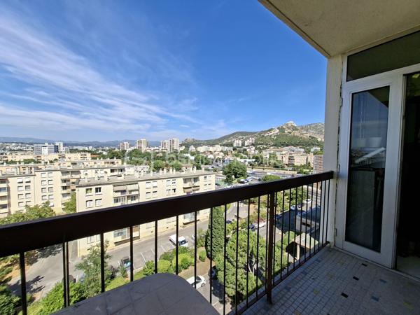 superbe appartement T4 au 8ième et dernier étage d'un immeuble avec une vue féérique sur la Mer et la Ville à 360°, dans une résidence fermée et sécurisée ainsi que très bien entretenue,
Clair et lumineux, cet appartement traversant comporte 2 balcons spacieux, sur chaque façade offrant de beaux extérieurs, expo Sud/ouest côté séjour, Nord/est côté cuisine avec véranda,
entièrement rafraîchit il est idéalement disposé, hall d'entrée, séjour avec grande baie vitrée sur le balcon avec store, fenêtres PVC, chauffage collectif,
cuisine "vintage" équipée plaque/four/LV/frigo avec de larges plans de travail et un vrai coin repas,
donnant sur le balcon et une véranda ainsi qu'un cellier/buanderie, tableau électrique neuf, 
un couloir avec de grands placards/penderies distribuant les chambres spacieuses donnant sur les balcons, dont une avec penderie, 
ainsi que la SDE toute récente (spacieuse cabine de douche neuve), WC, 
stationnement libre et facile, possibilité de garage,
gardien d'immeuble, jardins espaces vert, hall d'immeuble, ascenseurs très bien entretenus
proches tous commerces et services, école 200m, collège 1 Km, lycée 1,5 Km, 
un immense parc de verdure dans la résidence avec de nombreux espaces jeux pour enfants, 
transports en communs proches 2 lignes de bus
proches des axes de circulations principaux Nord et Sud de la ville,
Parc des calanques 10 min
Plages/corniche 10min