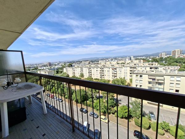superbe appartement T4 au 8ième et dernier étage d'un immeuble avec une vue féérique sur la Mer et la Ville à 360°, dans une résidence fermée et sécurisée ainsi que très bien entretenue,
Clair et lumineux, cet appartement traversant comporte 2 balcons spacieux, sur chaque façade offrant de beaux extérieurs, expo Sud/ouest côté séjour, Nord/est côté cuisine avec véranda,
entièrement rafraîchit il est idéalement disposé, hall d'entrée, séjour avec grande baie vitrée sur le balcon avec store, fenêtres PVC, chauffage collectif,
cuisine "vintage" équipée plaque/four/LV/frigo avec de larges plans de travail et un vrai coin repas,
donnant sur le balcon et une véranda ainsi qu'un cellier/buanderie, tableau électrique neuf, 
un couloir avec de grands placards/penderies distribuant les chambres spacieuses donnant sur les balcons, dont une avec penderie, 
ainsi que la SDE toute récente (spacieuse cabine de douche neuve), WC, 
stationnement libre et facile, possibilité de garage,
gardien d'immeuble, jardins espaces vert, hall d'immeuble, ascenseurs très bien entretenus
proches tous commerces et services, école 200m, collège 1 Km, lycée 1,5 Km, 
un immense parc de verdure dans la résidence avec de nombreux espaces jeux pour enfants, 
transports en communs proches 2 lignes de bus
proches des axes de circulations principaux Nord et Sud de la ville,
Parc des calanques 10 min
Plages/corniche 10min
