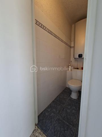 superbe appartement T4 au 8ième et dernier étage d'un immeuble avec une vue féérique sur la Mer et la Ville à 360°, dans une résidence fermée et sécurisée ainsi que très bien entretenue,
Clair et lumineux, cet appartement traversant comporte 2 balcons spacieux, sur chaque façade offrant de beaux extérieurs, expo Sud/ouest côté séjour, Nord/est côté cuisine avec véranda,
entièrement rafraîchit il est idéalement disposé, hall d'entrée, séjour avec grande baie vitrée sur le balcon avec store, fenêtres PVC, chauffage collectif,
cuisine "vintage" équipée plaque/four/LV/frigo avec de larges plans de travail et un vrai coin repas,
donnant sur le balcon et une véranda ainsi qu'un cellier/buanderie, tableau électrique neuf, 
un couloir avec de grands placards/penderies distribuant les chambres spacieuses donnant sur les balcons, dont une avec penderie, 
ainsi que la SDE toute récente (spacieuse cabine de douche neuve), WC, 
stationnement libre et facile, possibilité de garage,
gardien d'immeuble, jardins espaces vert, hall d'immeuble, ascenseurs très bien entretenus
proches tous commerces et services, école 200m, collège 1 Km, lycée 1,5 Km, 
un immense parc de verdure dans la résidence avec de nombreux espaces jeux pour enfants, 
transports en communs proches 2 lignes de bus
proches des axes de circulations principaux Nord et Sud de la ville,
Parc des calanques 10 min
Plages/corniche 10min