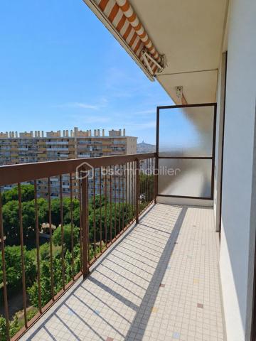 superbe appartement T4 au 8ième et dernier étage d'un immeuble avec une vue féérique sur la Mer et la Ville à 360°, dans une résidence fermée et sécurisée ainsi que très bien entretenue,
Clair et lumineux, cet appartement traversant comporte 2 balcons spacieux, sur chaque façade offrant de beaux extérieurs, expo Sud/ouest côté séjour, Nord/est côté cuisine avec véranda,
entièrement rafraîchit il est idéalement disposé, hall d'entrée, séjour avec grande baie vitrée sur le balcon avec store, fenêtres PVC, chauffage collectif,
cuisine "vintage" équipée plaque/four/LV/frigo avec de larges plans de travail et un vrai coin repas,
donnant sur le balcon et une véranda ainsi qu'un cellier/buanderie, tableau électrique neuf, 
un couloir avec de grands placards/penderies distribuant les chambres spacieuses donnant sur les balcons, dont une avec penderie, 
ainsi que la SDE toute récente (spacieuse cabine de douche neuve), WC, 
stationnement libre et facile, possibilité de garage,
gardien d'immeuble, jardins espaces vert, hall d'immeuble, ascenseurs très bien entretenus
proches tous commerces et services, école 200m, collège 1 Km, lycée 1,5 Km, 
un immense parc de verdure dans la résidence avec de nombreux espaces jeux pour enfants, 
transports en communs proches 2 lignes de bus
proches des axes de circulations principaux Nord et Sud de la ville,
Parc des calanques 10 min
Plages/corniche 10min