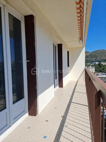 superbe appartement T4 au 8ième et dernier étage d'un immeuble avec une vue féérique sur la Mer et la Ville à 360°, dans une résidence fermée et sécurisée ainsi que très bien entretenue,
Clair et lumineux, cet appartement traversant comporte 2 balcons spacieux, sur chaque façade offrant de beaux extérieurs, expo Sud/ouest côté séjour, Nord/est côté cuisine avec véranda,
entièrement rafraîchit il est idéalement disposé, hall d'entrée, séjour avec grande baie vitrée sur le balcon avec store, fenêtres PVC, chauffage collectif,
cuisine "vintage" équipée plaque/four/LV/frigo avec de larges plans de travail et un vrai coin repas,
donnant sur le balcon et une véranda ainsi qu'un cellier/buanderie, tableau électrique neuf, 
un couloir avec de grands placards/penderies distribuant les chambres spacieuses donnant sur les balcons, dont une avec penderie, 
ainsi que la SDE toute récente (spacieuse cabine de douche neuve), WC, 
stationnement libre et facile, possibilité de garage,
gardien d'immeuble, jardins espaces vert, hall d'immeuble, ascenseurs très bien entretenus
proches tous commerces et services, école 200m, collège 1 Km, lycée 1,5 Km, 
un immense parc de verdure dans la résidence avec de nombreux espaces jeux pour enfants, 
transports en communs proches 2 lignes de bus
proches des axes de circulations principaux Nord et Sud de la ville,
Parc des calanques 10 min
Plages/corniche 10min