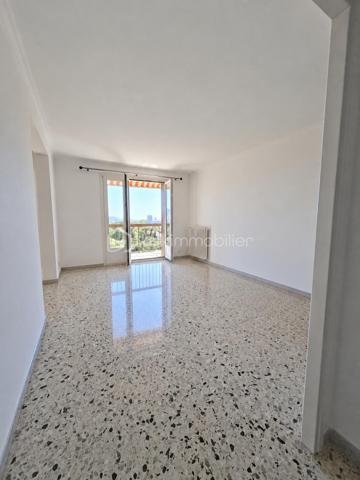 superbe appartement T4 au 8ième et dernier étage d'un immeuble avec une vue féérique sur la Mer et la Ville à 360°, dans une résidence fermée et sécurisée ainsi que très bien entretenue,
Clair et lumineux, cet appartement traversant comporte 2 balcons spacieux, sur chaque façade offrant de beaux extérieurs, expo Sud/ouest côté séjour, Nord/est côté cuisine avec véranda,
entièrement rafraîchit il est idéalement disposé, hall d'entrée, séjour avec grande baie vitrée sur le balcon avec store, fenêtres PVC, chauffage collectif,
cuisine "vintage" équipée plaque/four/LV/frigo avec de larges plans de travail et un vrai coin repas,
donnant sur le balcon et une véranda ainsi qu'un cellier/buanderie, tableau électrique neuf, 
un couloir avec de grands placards/penderies distribuant les chambres spacieuses donnant sur les balcons, dont une avec penderie, 
ainsi que la SDE toute récente (spacieuse cabine de douche neuve), WC, 
stationnement libre et facile, possibilité de garage,
gardien d'immeuble, jardins espaces vert, hall d'immeuble, ascenseurs très bien entretenus
proches tous commerces et services, école 200m, collège 1 Km, lycée 1,5 Km, 
un immense parc de verdure dans la résidence avec de nombreux espaces jeux pour enfants, 
transports en communs proches 2 lignes de bus
proches des axes de circulations principaux Nord et Sud de la ville,
Parc des calanques 10 min
Plages/corniche 10min