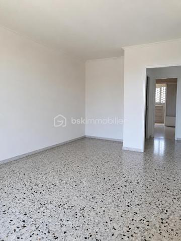 superbe appartement T4 au 8ième et dernier étage d'un immeuble avec une vue féérique sur la Mer et la Ville à 360°, dans une résidence fermée et sécurisée ainsi que très bien entretenue,
Clair et lumineux, cet appartement traversant comporte 2 balcons spacieux, sur chaque façade offrant de beaux extérieurs, expo Sud/ouest côté séjour, Nord/est côté cuisine avec véranda,
entièrement rafraîchit il est idéalement disposé, hall d'entrée, séjour avec grande baie vitrée sur le balcon avec store, fenêtres PVC, chauffage collectif,
cuisine "vintage" équipée plaque/four/LV/frigo avec de larges plans de travail et un vrai coin repas,
donnant sur le balcon et une véranda ainsi qu'un cellier/buanderie, tableau électrique neuf, 
un couloir avec de grands placards/penderies distribuant les chambres spacieuses donnant sur les balcons, dont une avec penderie, 
ainsi que la SDE toute récente (spacieuse cabine de douche neuve), WC, 
stationnement libre et facile, possibilité de garage,
gardien d'immeuble, jardins espaces vert, hall d'immeuble, ascenseurs très bien entretenus
proches tous commerces et services, école 200m, collège 1 Km, lycée 1,5 Km, 
un immense parc de verdure dans la résidence avec de nombreux espaces jeux pour enfants, 
transports en communs proches 2 lignes de bus
proches des axes de circulations principaux Nord et Sud de la ville,
Parc des calanques 10 min
Plages/corniche 10min
