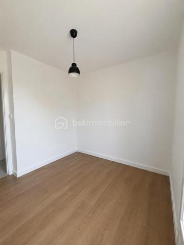 superbe appartement T4 au 8ième et dernier étage d'un immeuble avec une vue féérique sur la Mer et la Ville à 360°, dans une résidence fermée et sécurisée ainsi que très bien entretenue,
Clair et lumineux, cet appartement traversant comporte 2 balcons spacieux, sur chaque façade offrant de beaux extérieurs, expo Sud/ouest côté séjour, Nord/est côté cuisine avec véranda,
entièrement rafraîchit il est idéalement disposé, hall d'entrée, séjour avec grande baie vitrée sur le balcon avec store, fenêtres PVC, chauffage collectif,
cuisine "vintage" équipée plaque/four/LV/frigo avec de larges plans de travail et un vrai coin repas,
donnant sur le balcon et une véranda ainsi qu'un cellier/buanderie, tableau électrique neuf, 
un couloir avec de grands placards/penderies distribuant les chambres spacieuses donnant sur les balcons, dont une avec penderie, 
ainsi que la SDE toute récente (spacieuse cabine de douche neuve), WC, 
stationnement libre et facile, possibilité de garage,
gardien d'immeuble, jardins espaces vert, hall d'immeuble, ascenseurs très bien entretenus
proches tous commerces et services, école 200m, collège 1 Km, lycée 1,5 Km, 
un immense parc de verdure dans la résidence avec de nombreux espaces jeux pour enfants, 
transports en communs proches 2 lignes de bus
proches des axes de circulations principaux Nord et Sud de la ville,
Parc des calanques 10 min
Plages/corniche 10min