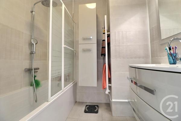 Appartement T3 à vendre  3 pièces - 76,53 m2 ST RAPHAEL - 83