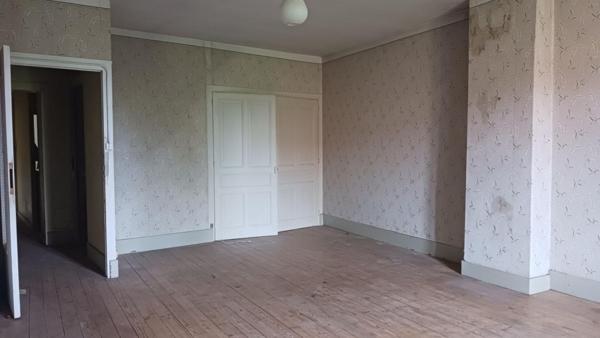 Maison en pierre composé de 2 logements avec dépendances