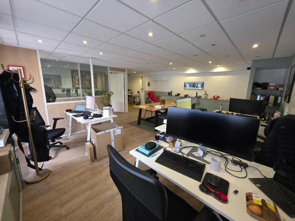Commerce/bureaux de 97m² avec 10 mètres de vitrine.