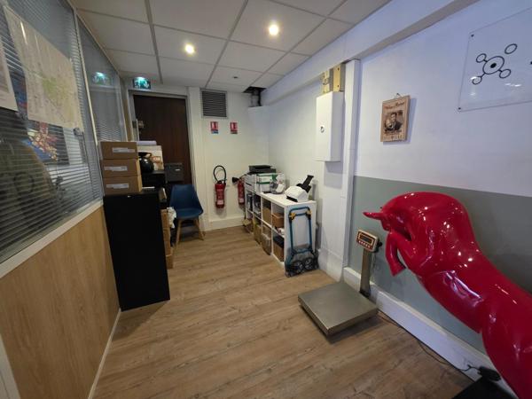 Commerce/bureaux de 97m² avec 10 mètres de vitrine.