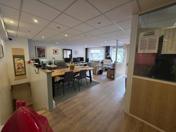 Commerce/bureaux de 97m² avec 10 mètres de vitrine.