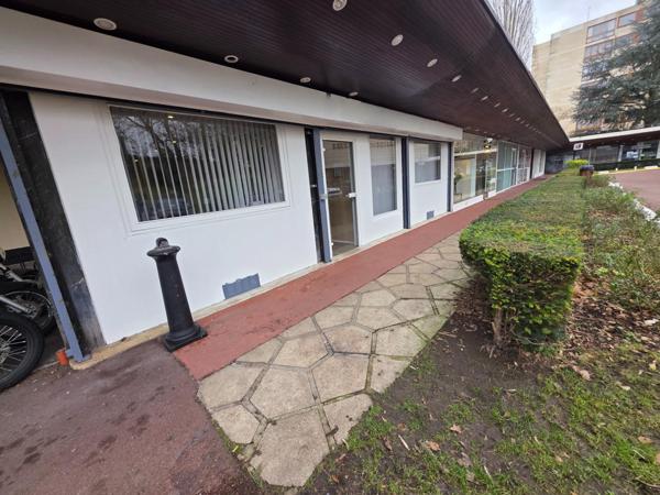 Commerce/bureaux de 97m² avec 10 mètres de vitrine.