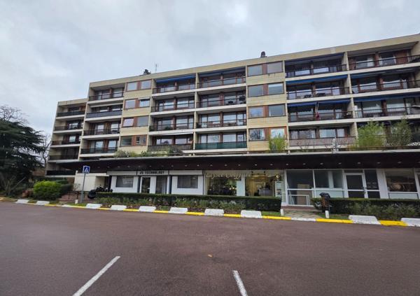 Commerce/bureaux de 97m² avec 10 mètres de vitrine.