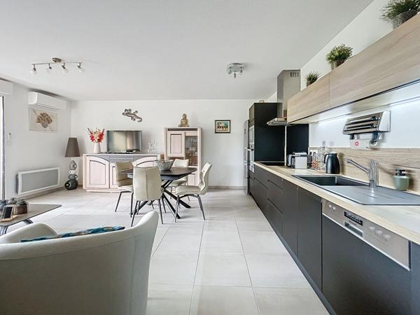 Fréjus - Superbe T3 en dernier étage avec terrasse, vue dégagée et double garage