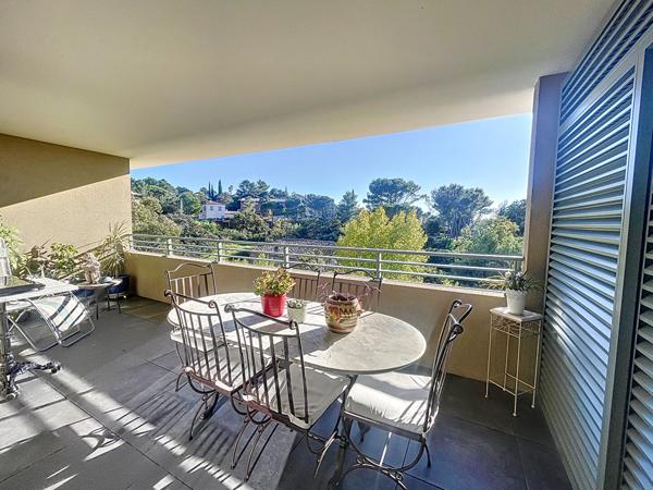 Fréjus - Superbe T3 en dernier étage avec terrasse, vue dégagée et double garage