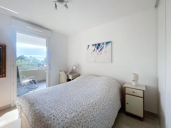 Fréjus - Superbe T3 en dernier étage avec terrasse, vue dégagée et double garage