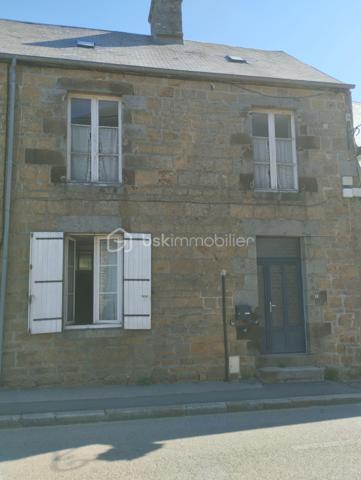 BSK IMMOBILIER est heureux de vous présenter à la vente cette maison de ville avec son joli petit terrain d'agrément dans le centre-ville de Carrouges avec beaucoup de potentiel.
La maison se compose en rez-de-chaussée d'une entrée, d'un WC indépendant, d'un salon, d'un séjour et d'une cuisine avec un coin douche.
Vous pourrez monter à l'étage par un bel escalier en colimaçon afin de découvrir deux grandes chambres ainsi que deux espaces de rangement.
Au deuxième et dernier étage, vous pourrez découvrir les combles aménageables ce qui vous permettra d'agrandir les espaces à vivre si tel est votre souhait.
Pour plus de renseignements et visiter, appelez-moi !!!