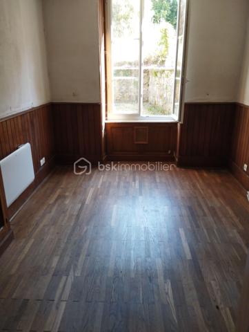BSK IMMOBILIER est heureux de vous présenter à la vente cette maison de ville avec son joli petit terrain d'agrément dans le centre-ville de Carrouges avec beaucoup de potentiel.
La maison se compose en rez-de-chaussée d'une entrée, d'un WC indépendant, d'un salon, d'un séjour et d'une cuisine avec un coin douche.
Vous pourrez monter à l'étage par un bel escalier en colimaçon afin de découvrir deux grandes chambres ainsi que deux espaces de rangement.
Au deuxième et dernier étage, vous pourrez découvrir les combles aménageables ce qui vous permettra d'agrandir les espaces à vivre si tel est votre souhait.
Pour plus de renseignements et visiter, appelez-moi !!!