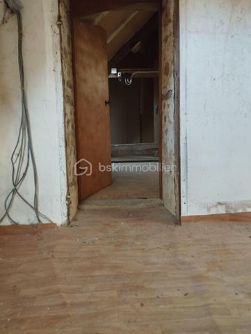 BSK IMMOBILIER est heureux de vous présenter à la vente cette maison de ville avec son joli petit terrain d'agrément dans le centre-ville de Carrouges avec beaucoup de potentiel.
La maison se compose en rez-de-chaussée d'une entrée, d'un WC indépendant, d'un salon, d'un séjour et d'une cuisine avec un coin douche.
Vous pourrez monter à l'étage par un bel escalier en colimaçon afin de découvrir deux grandes chambres ainsi que deux espaces de rangement.
Au deuxième et dernier étage, vous pourrez découvrir les combles aménageables ce qui vous permettra d'agrandir les espaces à vivre si tel est votre souhait.
Pour plus de renseignements et visiter, appelez-moi !!!