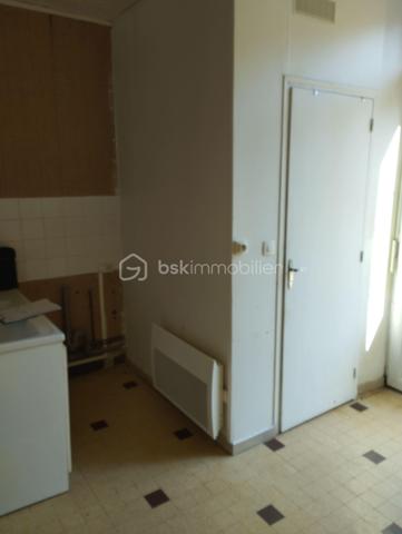 BSK IMMOBILIER est heureux de vous présenter à la vente cette maison de ville avec son joli petit terrain d'agrément dans le centre-ville de Carrouges avec beaucoup de potentiel.
La maison se compose en rez-de-chaussée d'une entrée, d'un WC indépendant, d'un salon, d'un séjour et d'une cuisine avec un coin douche.
Vous pourrez monter à l'étage par un bel escalier en colimaçon afin de découvrir deux grandes chambres ainsi que deux espaces de rangement.
Au deuxième et dernier étage, vous pourrez découvrir les combles aménageables ce qui vous permettra d'agrandir les espaces à vivre si tel est votre souhait.
Pour plus de renseignements et visiter, appelez-moi !!!