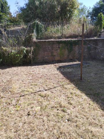 BSK IMMOBILIER est heureux de vous présenter à la vente cette maison de ville avec son joli petit terrain d'agrément dans le centre-ville de Carrouges avec beaucoup de potentiel.
La maison se compose en rez-de-chaussée d'une entrée, d'un WC indépendant, d'un salon, d'un séjour et d'une cuisine avec un coin douche.
Vous pourrez monter à l'étage par un bel escalier en colimaçon afin de découvrir deux grandes chambres ainsi que deux espaces de rangement.
Au deuxième et dernier étage, vous pourrez découvrir les combles aménageables ce qui vous permettra d'agrandir les espaces à vivre si tel est votre souhait.
Pour plus de renseignements et visiter, appelez-moi !!!