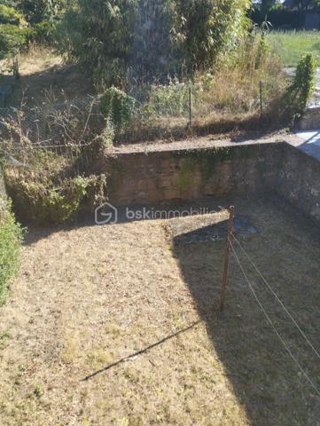 BSK IMMOBILIER est heureux de vous présenter à la vente cette maison de ville avec son joli petit terrain d'agrément dans le centre-ville de Carrouges avec beaucoup de potentiel.
La maison se compose en rez-de-chaussée d'une entrée, d'un WC indépendant, d'un salon, d'un séjour et d'une cuisine avec un coin douche.
Vous pourrez monter à l'étage par un bel escalier en colimaçon afin de découvrir deux grandes chambres ainsi que deux espaces de rangement.
Au deuxième et dernier étage, vous pourrez découvrir les combles aménageables ce qui vous permettra d'agrandir les espaces à vivre si tel est votre souhait.
Pour plus de renseignements et visiter, appelez-moi !!!