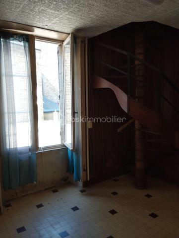 BSK IMMOBILIER est heureux de vous présenter à la vente cette maison de ville avec son joli petit terrain d'agrément dans le centre-ville de Carrouges avec beaucoup de potentiel.
La maison se compose en rez-de-chaussée d'une entrée, d'un WC indépendant, d'un salon, d'un séjour et d'une cuisine avec un coin douche.
Vous pourrez monter à l'étage par un bel escalier en colimaçon afin de découvrir deux grandes chambres ainsi que deux espaces de rangement.
Au deuxième et dernier étage, vous pourrez découvrir les combles aménageables ce qui vous permettra d'agrandir les espaces à vivre si tel est votre souhait.
Pour plus de renseignements et visiter, appelez-moi !!!