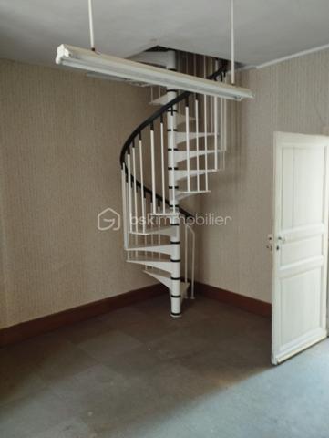 BSK IMMOBILIER est heureux de vous présenter à la vente cette maison de ville avec son joli petit terrain d'agrément dans le centre-ville de Carrouges avec beaucoup de potentiel.
La maison se compose en rez-de-chaussée d'une entrée, d'un WC indépendant, d'un salon, d'un séjour et d'une cuisine avec un coin douche.
Vous pourrez monter à l'étage par un bel escalier en colimaçon afin de découvrir deux grandes chambres ainsi que deux espaces de rangement.
Au deuxième et dernier étage, vous pourrez découvrir les combles aménageables ce qui vous permettra d'agrandir les espaces à vivre si tel est votre souhait.
Pour plus de renseignements et visiter, appelez-moi !!!