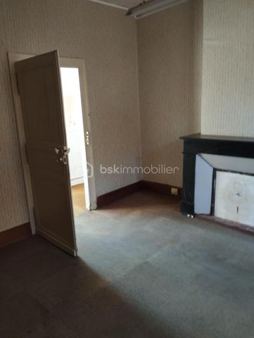 BSK IMMOBILIER est heureux de vous présenter à la vente cette maison de ville avec son joli petit terrain d'agrément dans le centre-ville de Carrouges avec beaucoup de potentiel.
La maison se compose en rez-de-chaussée d'une entrée, d'un WC indépendant, d'un salon, d'un séjour et d'une cuisine avec un coin douche.
Vous pourrez monter à l'étage par un bel escalier en colimaçon afin de découvrir deux grandes chambres ainsi que deux espaces de rangement.
Au deuxième et dernier étage, vous pourrez découvrir les combles aménageables ce qui vous permettra d'agrandir les espaces à vivre si tel est votre souhait.
Pour plus de renseignements et visiter, appelez-moi !!!