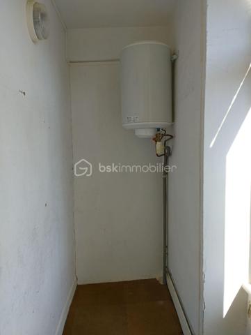 BSK IMMOBILIER est heureux de vous présenter à la vente cette maison de ville avec son joli petit terrain d'agrément dans le centre-ville de Carrouges avec beaucoup de potentiel.
La maison se compose en rez-de-chaussée d'une entrée, d'un WC indépendant, d'un salon, d'un séjour et d'une cuisine avec un coin douche.
Vous pourrez monter à l'étage par un bel escalier en colimaçon afin de découvrir deux grandes chambres ainsi que deux espaces de rangement.
Au deuxième et dernier étage, vous pourrez découvrir les combles aménageables ce qui vous permettra d'agrandir les espaces à vivre si tel est votre souhait.
Pour plus de renseignements et visiter, appelez-moi !!!