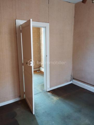 BSK IMMOBILIER est heureux de vous présenter à la vente cette maison de ville avec son joli petit terrain d'agrément dans le centre-ville de Carrouges avec beaucoup de potentiel.
La maison se compose en rez-de-chaussée d'une entrée, d'un WC indépendant, d'un salon, d'un séjour et d'une cuisine avec un coin douche.
Vous pourrez monter à l'étage par un bel escalier en colimaçon afin de découvrir deux grandes chambres ainsi que deux espaces de rangement.
Au deuxième et dernier étage, vous pourrez découvrir les combles aménageables ce qui vous permettra d'agrandir les espaces à vivre si tel est votre souhait.
Pour plus de renseignements et visiter, appelez-moi !!!