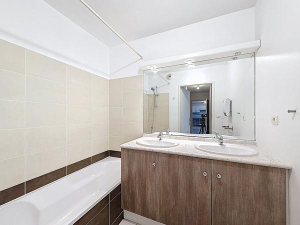 À Vendre - Bel Appartement T3 récent de 70m² avec terrasse. Résidence avec piscine.