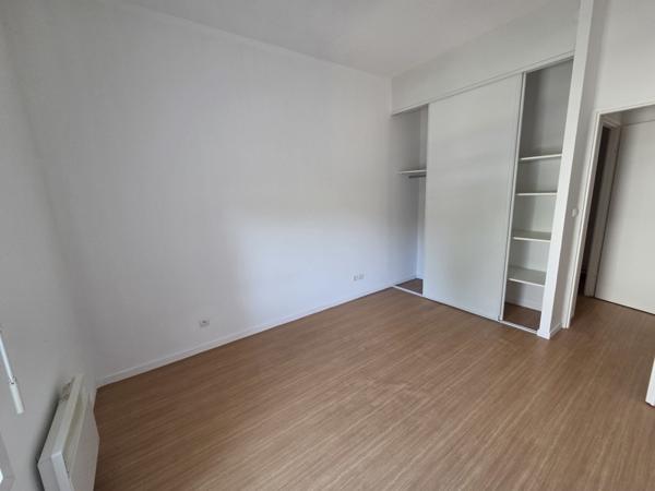 Appartement à louer 620 € CC St-Seurin-sur-l'Isle 3 p 57 m² DPE D