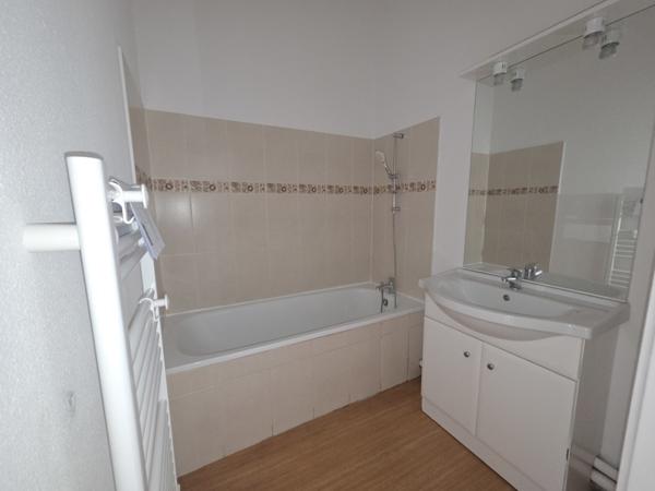 Appartement à louer 620 € CC St-Seurin-sur-l'Isle 3 p 57 m² DPE D