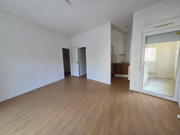 Appartement à louer 620 € CC St-Seurin-sur-l'Isle 3 p 57 m² DPE D