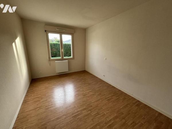Maison de plain-pied de 70 m² – 2 chambres – garage et jardin clos