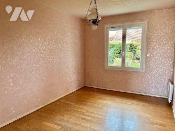 Une maison située dans une impasse au calme comprenant :
- au rez-de-chaussée : une entrée, un...