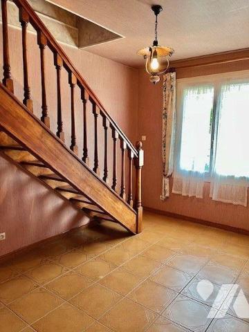 Une maison située dans une impasse au calme comprenant :
- au rez-de-chaussée : une entrée, un...