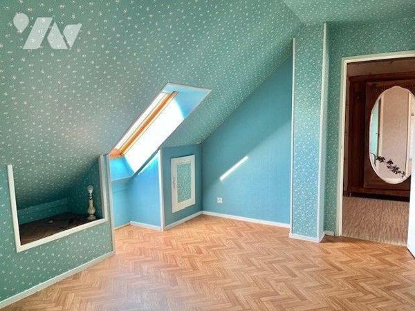 Une maison située dans une impasse au calme comprenant :
- au rez-de-chaussée : une entrée, un...