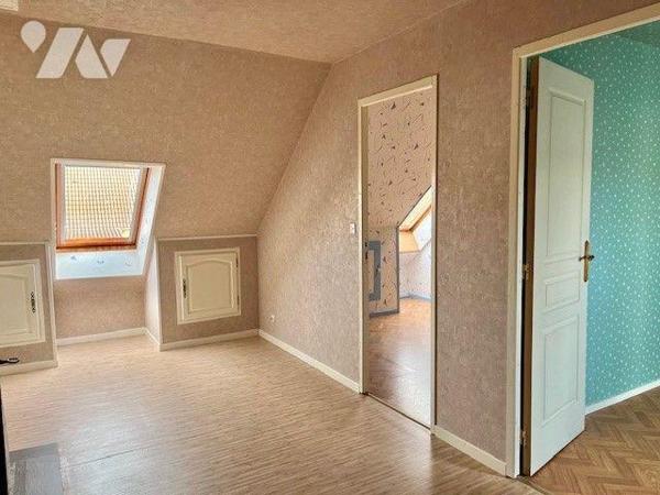 Une maison située dans une impasse au calme comprenant :
- au rez-de-chaussée : une entrée, un...