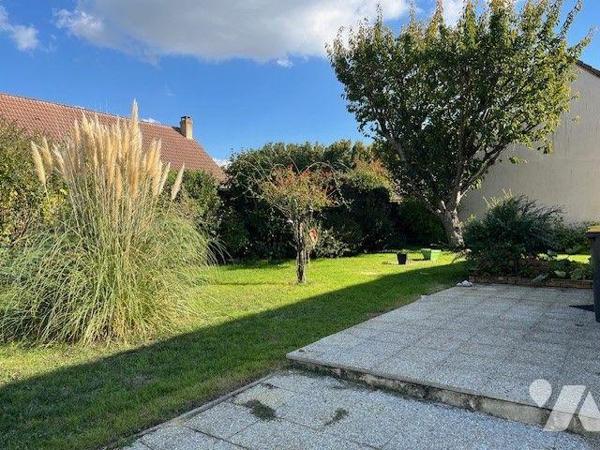 Une maison située dans une impasse au calme comprenant :
- au rez-de-chaussée : une entrée, un...