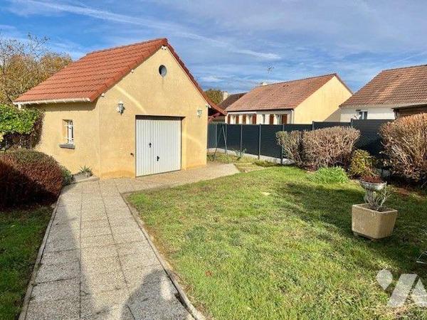 Une maison située dans une impasse au calme comprenant :
- au rez-de-chaussée : une entrée, un...