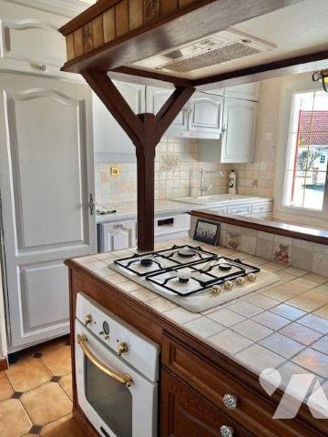 Une maison située dans une impasse au calme comprenant :
- au rez-de-chaussée : une entrée, un...