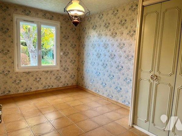 Une maison située dans une impasse au calme comprenant :
- au rez-de-chaussée : une entrée, un...