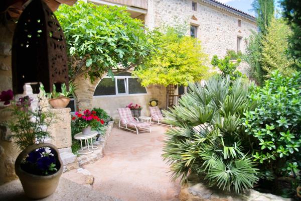 Entre Uzès et La Roque-sur-Cèze, Éden Provençal : Mas du XVIIIe & Son Domaine Privé sur 3,3 hectares