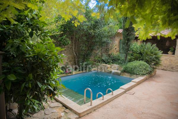 Entre Uzès et La Roque-sur-Cèze, Éden Provençal : Mas du XVIIIe & Son Domaine Privé sur 3,3 hectares