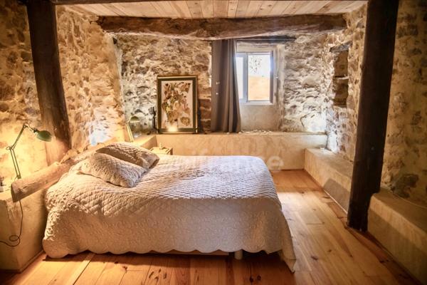 Entre Uzès et La Roque-sur-Cèze, Éden Provençal : Mas du XVIIIe & Son Domaine Privé sur 3,3 hectares