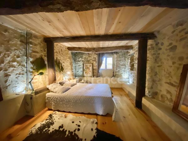 Entre Uzès et La Roque-sur-Cèze, Éden Provençal : Mas du XVIIIe & Son Domaine Privé sur 3,3 hectares